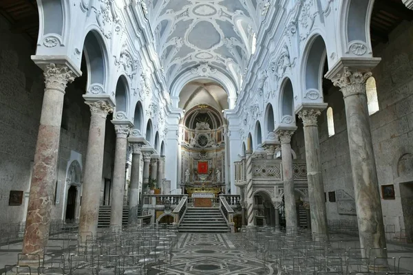 Wnętrze Antycznej Romańskiej Katedry Sessy Aurunca Miasta Prowincji Caserta Włochy — Zdjęcie stockowe