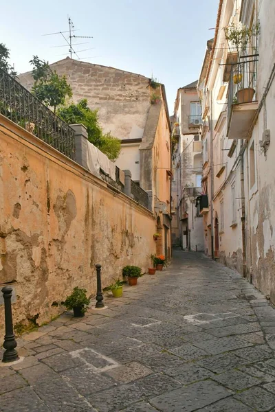 カゼルタ州の小さな町 イタリアのSessa Auruncaの古い家の間の狭い通り — ストック写真