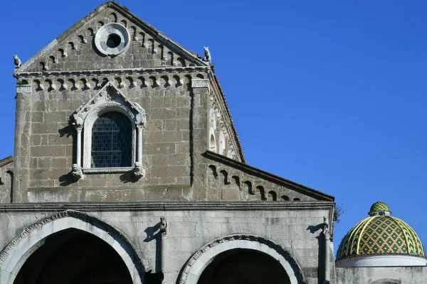 意大利卡塞尔塔省Sessa Aurunca古罗马式大教堂的立面 — 图库照片