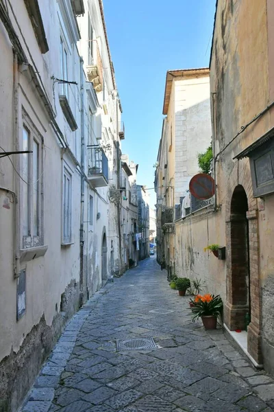 Eine Enge Straße Zwischen Den Alten Häusern Von Sessa Aurunca — Stockfoto