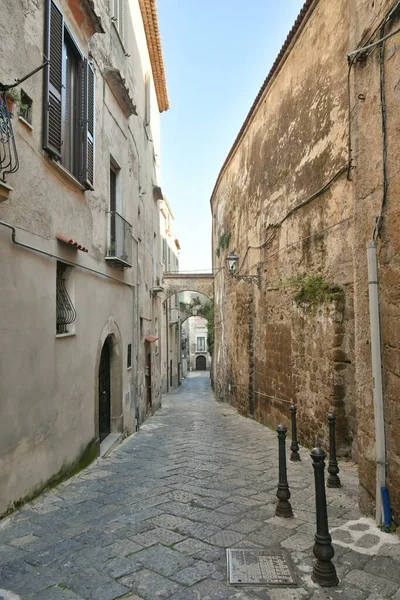 意大利卡塞尔塔省小镇Sessa Aurunca老房子中间的一条狭窄街道 — 图库照片