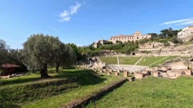 İtalya 'nın Caserta eyaletindeki eski bir kasaba olan Sessa Aurunca antik Roma tiyatrosu..