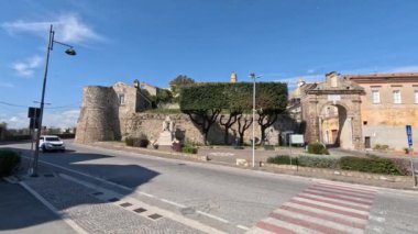 İtalya 'nın Caserta ilindeki Sessa Aurunca kasabasında kemerli girişi olan bir meydan..