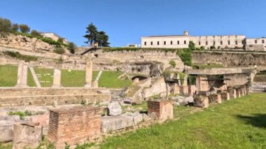 İtalya 'nın Caserta eyaletindeki eski bir kasaba olan Sessa Aurunca antik Roma tiyatrosu..