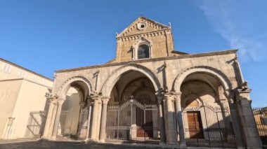 İtalya 'nın Caserta eyaletindeki Sessa Aurunca antik Roma katedralinin ön cephesi..