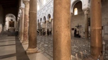İtalya 'nın Caserta eyaletinde yer alan Sessa Aurunca antik Roma katedralinin içidir..