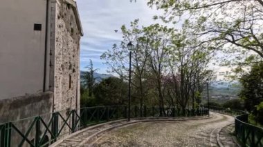 Guardia Sanframondi kamu parkında bir bulvar, İtalya 'nın Benevento eyaletinde antik bir kasaba..