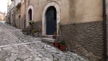 İtalya 'nın Benevento ilinin küçük bir kasabası olan Guardia Sanframondi' nin eski evleri arasında dar bir sokak..