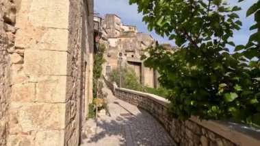 İtalya 'nın Benevento ilinin küçük bir kasabası olan Guardia Sanframondi' nin eski evleri arasında dar bir sokak..