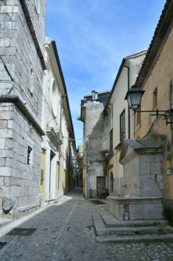 İtalya 'nın Benevento ilinin küçük bir kasabası olan Guardia Sanframondi' nin eski evleri arasında dar bir sokak..