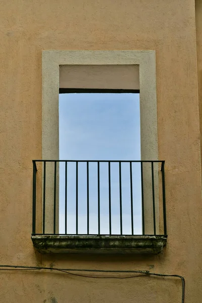 イタリアのベネヴェント州の古代の町 グアルディア サンフレモンディの家の窓から見た空 — ストック写真