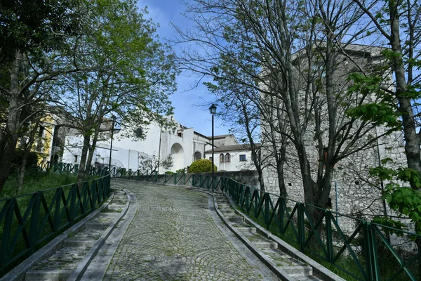 意大利贝内文托省古城瓜迪亚 桑弗拉蒙迪公园内的一条街道 — 图库照片