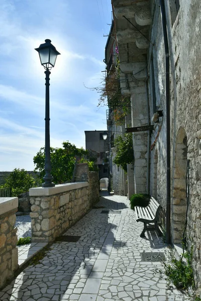 意大利贝内文托省一个小镇Guardia Sanframondi的老房子中一条狭窄的街道 — 图库照片