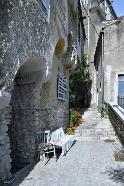 イタリアのベネヴェント州の小さな町 グアルディア サンフレモンディの古い家の間の狭い通り — ストック写真