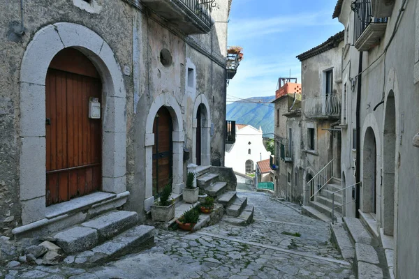 意大利贝内文托省一个小镇Guardia Sanframondi的老房子中一条狭窄的街道 — 图库照片