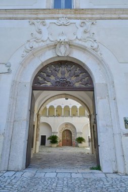 : İtalya 'nın Benevento eyaletindeki Cerreto Sannita kasabasında antik bir soylu sarayın girişi..