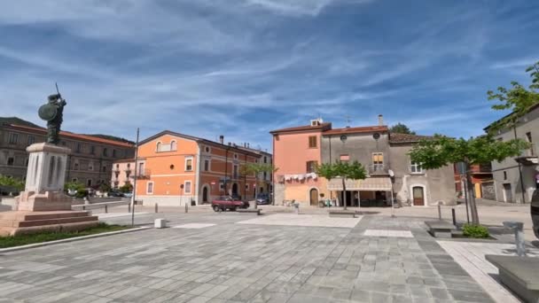 意大利贝内文托省一个小镇Cerreto Sannita五彩缤纷的广场 — 图库视频影像