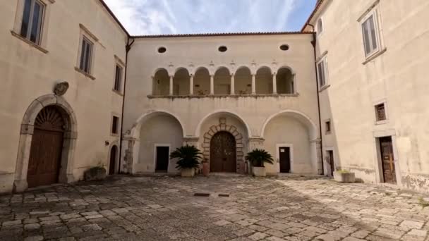 意大利贝内文托省Cerreto Sannita镇一座古老而高贵的宫殿的入口 — 图库视频影像