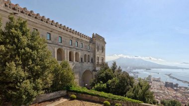 Napoli 'nin en üst manzarası, Akdeniz manzaralı tarihi bir şehir, İtalya.