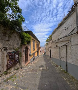Napoli 'nin eski kesiminde bir cadde, Akdeniz' e bakan tarihi bir şehir, İtalya.