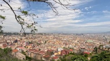 Napoli 'nin en üst manzarası, Akdeniz' e bakan tarihi bir şehir, İtalya..