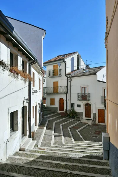 中央イタリアの山の中にある小さな町 リヴィソンドリの古い家の間の狭い通り — ストック写真