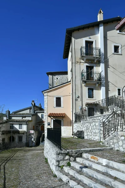 意大利中部山区里文多莉小镇里文多莉老房子中间的一条狭窄的街道 — 图库照片