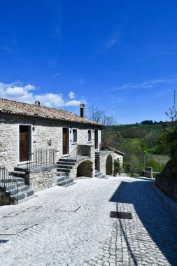 Borgotufi 'de dar bir sokak, İtalya' nın Molise şehrinde eski bir köy..