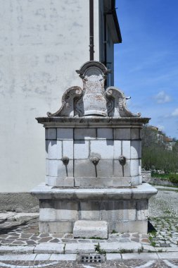 Pescopennataro 'da eski bir çeşme, İtalya' nın orta kesimindeki dağlarda küçük bir kasaba..