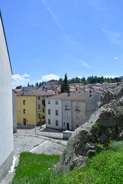 イタリア モリーゼの山の中の小さな町Perscopennataroの周りの風景の眺め — ストック写真