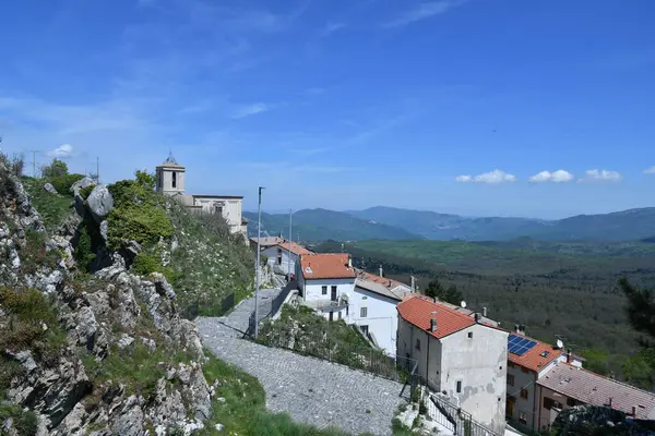 イタリア モリーゼの山の中の小さな町Perscopennataroの周りの風景の眺め — ストック写真