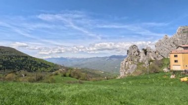 Pescopennataro çevresindeki manzara, İtalya 'nın Molise kentindeki küçük bir kasaba..