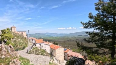 Pescopennataro çevresindeki manzara, İtalya 'nın Molise kentindeki küçük bir kasaba..