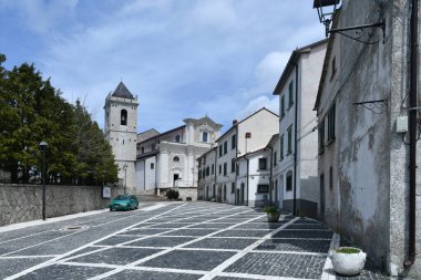 İtalya 'nın Molise dağlarında bir köy olan Capracotta' nın ortaçağ mimarisi..