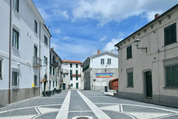 İtalya 'nın Molise dağlarında bir köy olan Capracotta' nın ortaçağ mimarisi..