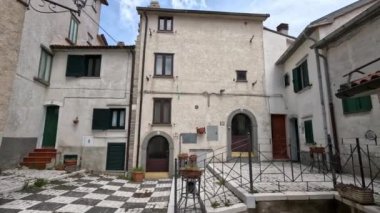 İtalya 'nın Molise şehrinde küçük bir köy olan Capracotta' daki karakteristik taş evler arasında bir sokak..