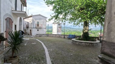  Macchia d 'Isernia' nın dar bir caddesi, İtalya 'nın Molise dağlarında bir ortaçağ köyü..