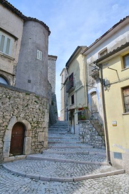  Macchia d 'Isernia' nın dar bir caddesi, İtalya 'nın Molise dağlarında bir ortaçağ köyü..