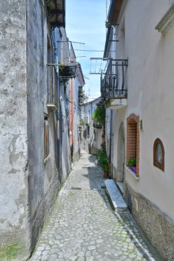  Macchia d 'Isernia' nın dar bir caddesi, İtalya 'nın Molise dağlarında bir ortaçağ köyü..