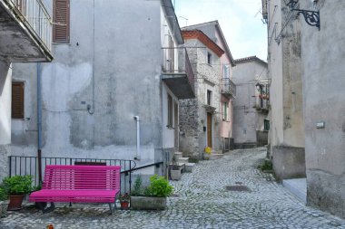 Macchia d 'Isernia' nın dar bir caddesi, İtalya 'nın Molise dağlarında bir ortaçağ köyü..