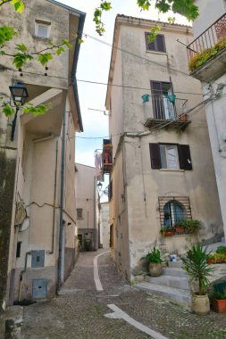 Macchia d 'Isernia' nın dar bir caddesi, İtalya 'nın Molise dağlarında bir ortaçağ köyü..