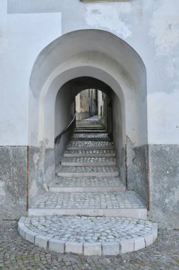 Macchia d 'Isernia' nın dar bir caddesi, İtalya 'nın Molise dağlarında bir ortaçağ köyü..
