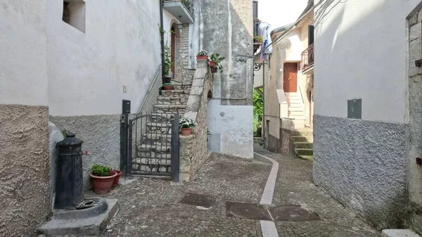 イタリアのモリーゼの山の中にある中世の村 Macchia Iserniaの狭い通り — ストック写真