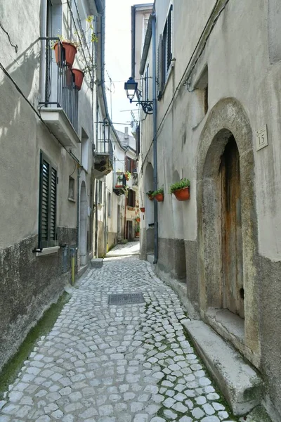 意大利莫利斯山区的一个中世纪村庄Macchia Isernia的一条狭窄街道 — 图库照片