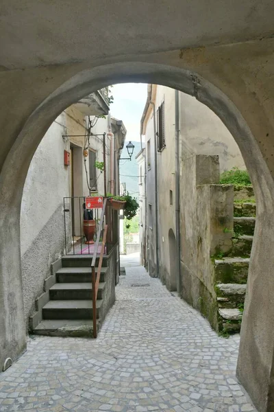 意大利莫利斯山区的一个中世纪村庄Macchia Isernia的一条狭窄街道 — 图库照片