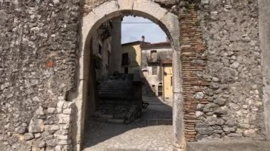 Macchia d 'Isernia' daki giriş, İtalya 'nın Molise dağlarında küçük bir ortaçağ köyü..
