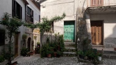 Macchia d 'Isernia' nın dar bir caddesi, İtalya 'nın Molise dağlarında bir ortaçağ köyü..