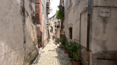 Macchia d 'Isernia' nın dar bir caddesi, İtalya 'nın Molise dağlarında bir ortaçağ köyü..