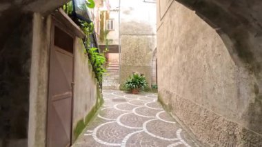 Macchia d 'Isernia' nın dar bir caddesi, İtalya 'nın Molise dağlarında bir ortaçağ köyü..