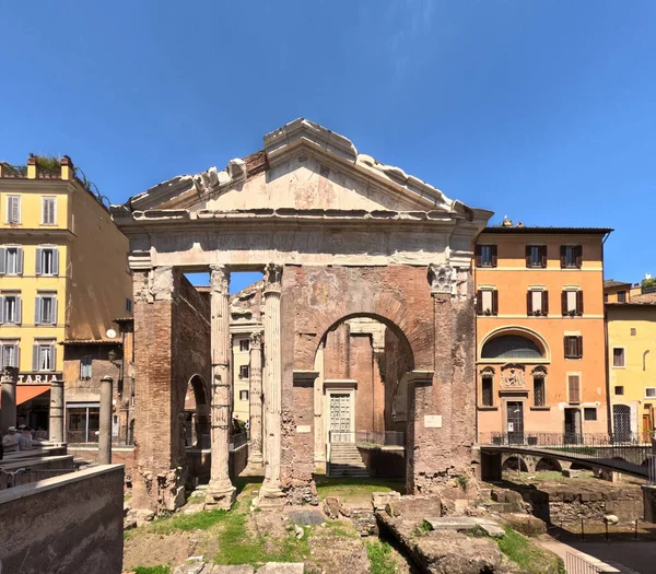 イタリアの首都の歴史的中心部にある古代ローマの寺院の眺め — ストック写真